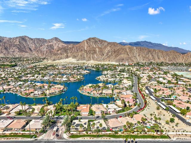 47410 Via Florence, La Quinta CA: https://media.crmls.org/mediaz/6e45ea42-beb5-4501-8a77-4ee1b5533599.jpg