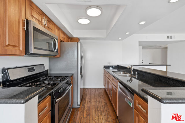 2700 Cahuenga Boulevard, Los Angeles CA: https://media.crmls.org/mediaz/6e45f829-3462-49b8-9ccc-ca97182a9c48.jpg