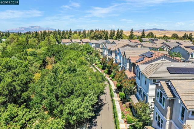 6983 Alamo Creek Trl, Dublin CA: https://media.crmls.org/mediaz/6e463cc4-f14c-4195-a554-4e99cfedb3fd.jpg