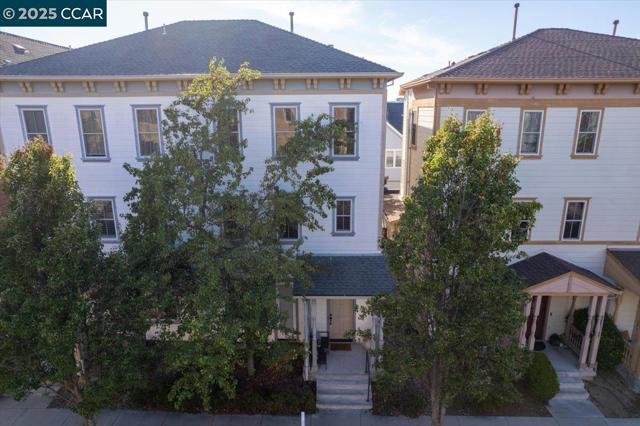 2201 Tsushima St, Hercules CA: https://media.crmls.org/mediaz/6e464f11-f87c-43db-a8ed-a99f5c52a670.jpg