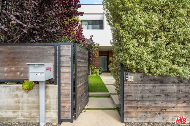 1102 Amoroso Place, Venice CA: https://media.crmls.org/mediaz/6e467088-4a93-4ec9-bfc0-0d8b84fac7c4.jpg