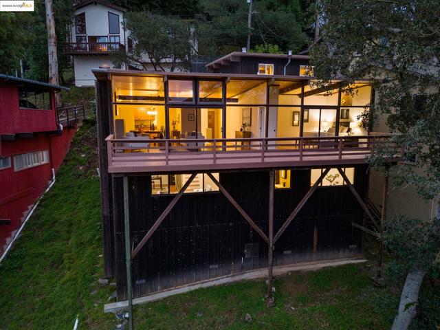 6866 Thornhill Dr, Oakland CA: https://media.crmls.org/mediaz/6e4733cf-1b61-4c12-8f49-be1454f1b775.jpg