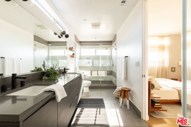 1201 N Las Palmas Avenue, Los Angeles CA: https://media.crmls.org/mediaz/6e4747d5-9e6c-45e2-9cac-ff61e0be0403.jpg