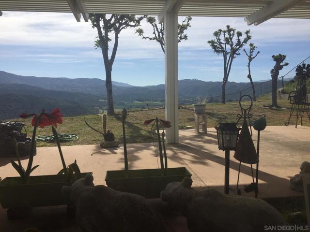 2552 Wind River Rd, El Cajon CA: https://media.crmls.org/mediaz/6e476e6e-1df0-4626-8094-bcf143f1ae6f.jpg