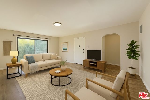 925 S Holt Avenue, Los Angeles CA: https://media.crmls.org/mediaz/6e483b71-16c5-4c11-95ca-1aed07caad4a.jpg