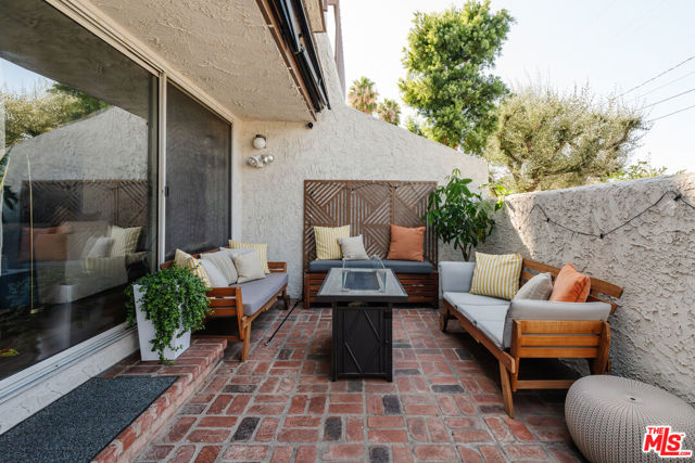 18348 Collins Street, Tarzana CA: https://media.crmls.org/mediaz/6e48d275-5491-41f0-8da6-0295d966ecde.jpg