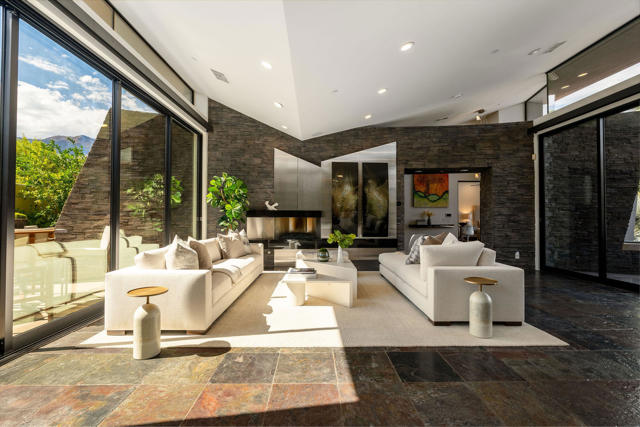 335 Patel Place, Palm Springs CA: https://media.crmls.org/mediaz/6e491de5-1d6e-4fdb-ab43-a5b1b6786ae3.jpg