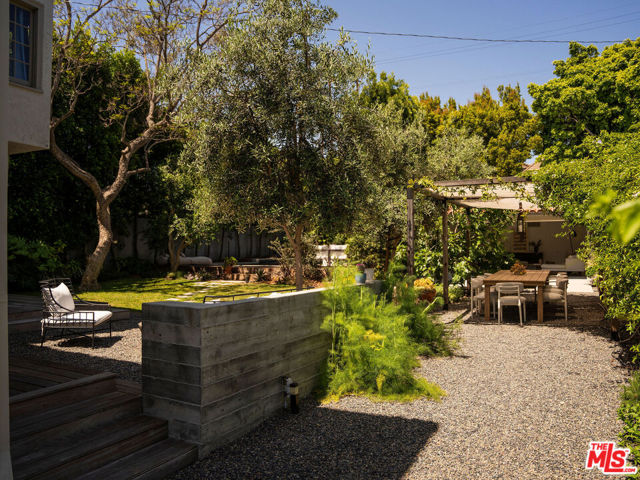 131 S Arden Boulevard, Los Angeles CA: https://media.crmls.org/mediaz/6e4a7b14-c4e1-4cac-b62e-8b4df2476ee3.jpg