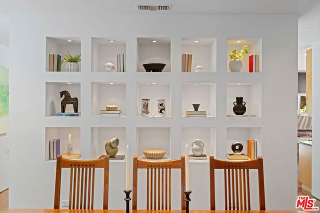 4255 Saint Clair Avenue, Studio City CA: https://media.crmls.org/mediaz/6e4b0969-d6c7-4fb8-b7aa-bf83b2e4c99c.jpg