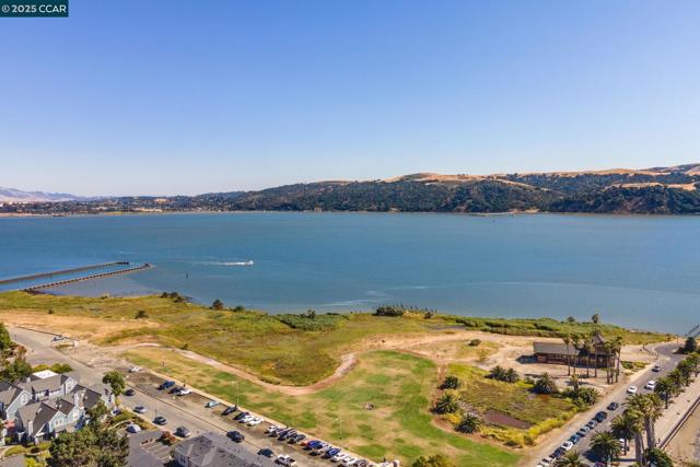 302 Columbia Cir, Benicia CA: https://media.crmls.org/mediaz/6e4bd5fa-4b53-4fc4-a24c-47f5d0a6e6b1.jpg