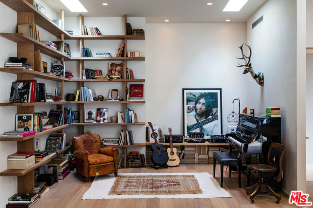 1355 Devlin Drive, Los Angeles CA: https://media.crmls.org/mediaz/6e4c80c1-a02a-44bd-9888-9837dc45fa95.jpg