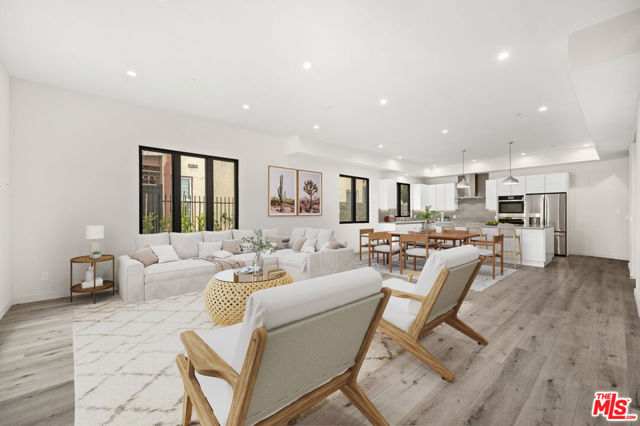 816 N Orange Drive, Los Angeles CA: https://media.crmls.org/mediaz/6e4c8e7b-ca66-440b-b6e1-01dd438f1563.jpg