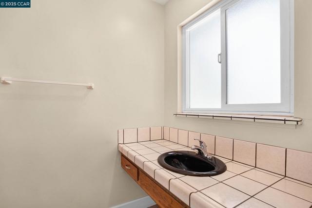 1801 Whitman Rd, Concord CA: https://media.crmls.org/mediaz/6e4c928f-9622-4e51-87e1-e61968e46fe5.jpg