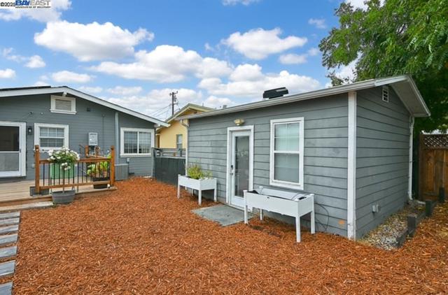 5706 Brookdale Ave, Oakland CA: https://media.crmls.org/mediaz/6e4e280f-242b-4c35-8cbc-bd3d30ab509a.jpg