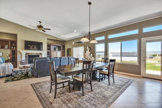 525 Heatherwood Estates Drive, Hollister CA: https://media.crmls.org/mediaz/6e4ee7fd-8691-4af1-8fe9-188dbb4325c3.jpg