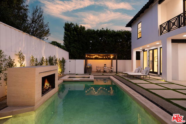 526 N Plymouth Boulevard, Los Angeles CA: https://media.crmls.org/mediaz/6e4f95bd-39aa-4018-99f4-f3770111b37e.jpg