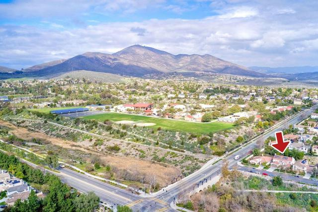 993 Hawthorne Creek Dr, Chula Vista CA: https://media.crmls.org/mediaz/6e503944-1757-4396-8613-451f38467548.jpg