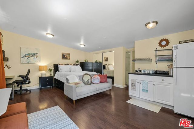 7659 Lindley Avenue, Reseda CA: https://media.crmls.org/mediaz/6e504842-4a60-45fc-ad81-32cf2d1c9442.jpg