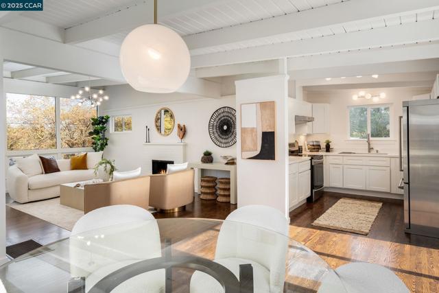 3337 S Lucille Ln, Lafayette CA: https://media.crmls.org/mediaz/6e511a6c-0251-429b-aa45-1d89c6c4e69e.jpg