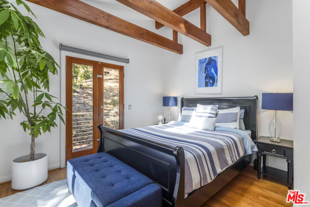 8783 Lookout Mountain Avenue, Los Angeles CA: https://media.crmls.org/mediaz/6e51232c-85ca-45a6-8373-72e7325c4dc4.jpg