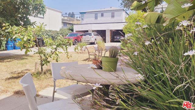 5409 Russell Avenue, Los Angeles CA: https://media.crmls.org/mediaz/6e51995c-dc64-4927-ab60-e32a9e992add.jpg