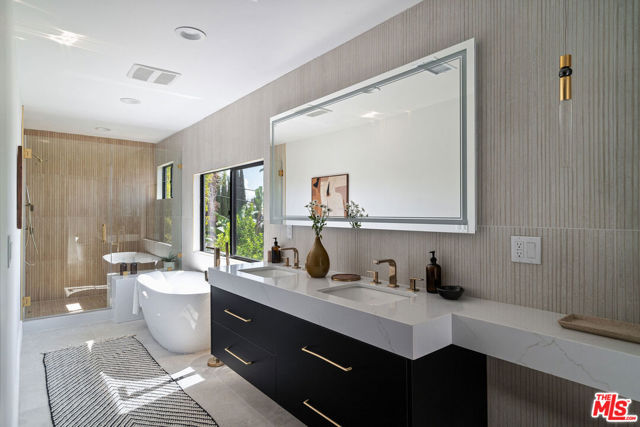 1615 Sargent Place, Los Angeles CA: https://media.crmls.org/mediaz/6e51a7ae-8ddd-45db-8314-94d55885f882.jpg