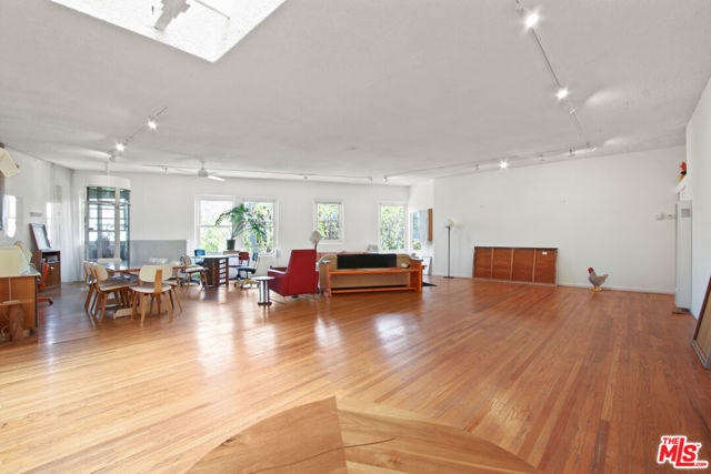1802 Pacific Avenue, Venice CA: https://media.crmls.org/mediaz/6e51cf09-b068-4190-9cd8-c0a3a436adf5.jpg