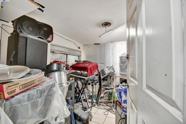 1506 52nd Ave, Oakland CA: https://media.crmls.org/mediaz/6e52d40a-31b5-4eee-8356-1a036b1cfaed.jpg