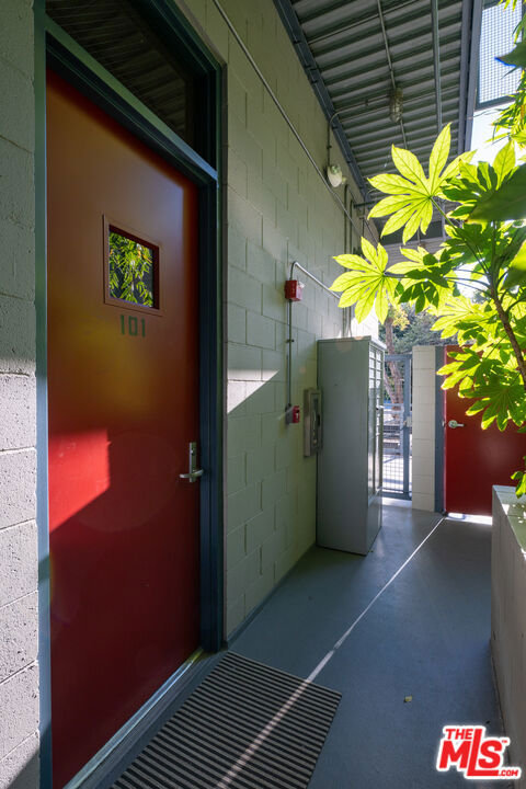 710 N Orlando Avenue, West Hollywood CA: https://media.crmls.org/mediaz/6e530b10-76e7-409c-b33c-0b557f5ae20e.jpg