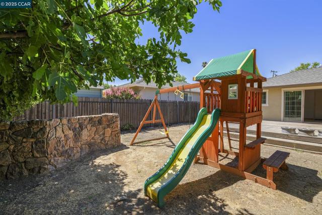 928 Sassel Ave, Concord CA: https://media.crmls.org/mediaz/6e53c060-2df5-437c-92ad-84e6f2bd8bdc.jpg