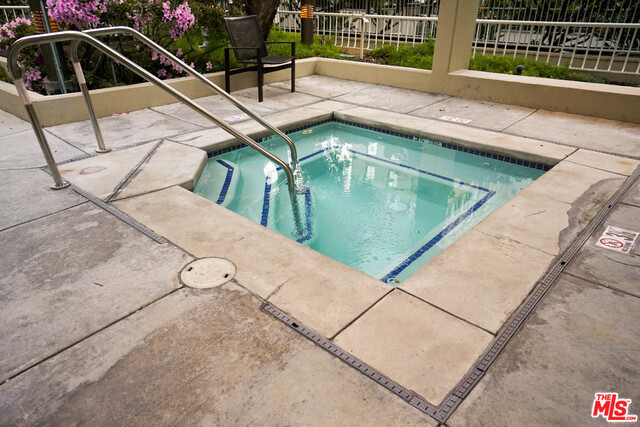 600 W 9Th Street, Los Angeles CA: https://media.crmls.org/mediaz/6e53fd06-2366-4589-88a1-65166e419a6f.jpg