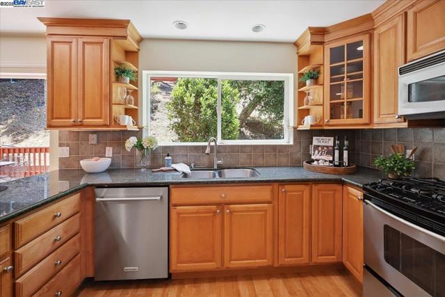 3457 Hackamore Dr, Hayward CA: https://media.crmls.org/mediaz/6e547657-ffca-40ea-81b5-73c600cadda6.jpg