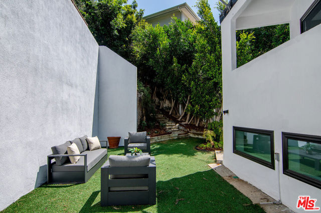 8155 Willow Glen Road, Los Angeles CA: https://media.crmls.org/mediaz/6e55469b-e473-460b-b9b3-52bb681ef399.jpg