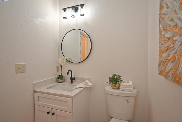 28111 Ziele Creek Dr, Hayward CA: https://media.crmls.org/mediaz/6e55a32d-d220-4099-adc7-9a16106f689a.jpg