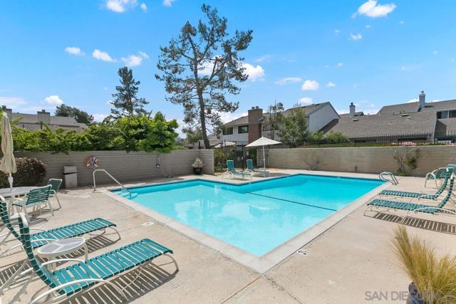 3338 Caminito Vasto, La Jolla CA: https://media.crmls.org/mediaz/6e561be6-54fc-49b4-8da3-183d896eed5f.jpg