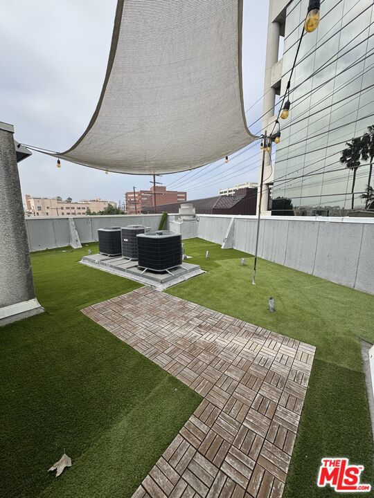 11735 Dorothy Street, Los Angeles CA: https://media.crmls.org/mediaz/6e56421e-d99d-482a-ad60-0079324d06e6.jpg