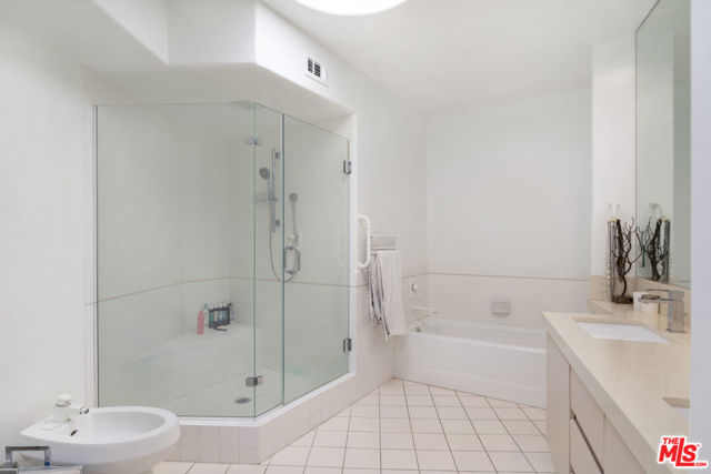 1708 Clear View Drive, Beverly Hills CA: https://media.crmls.org/mediaz/6e566f7e-a6fb-4707-8d24-a51bff92e51b.jpg