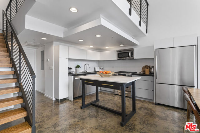 333 S Wilton Place, Los Angeles CA: https://media.crmls.org/mediaz/6e56b25f-092a-4b63-bd56-6cdb8b7e5f91.jpg