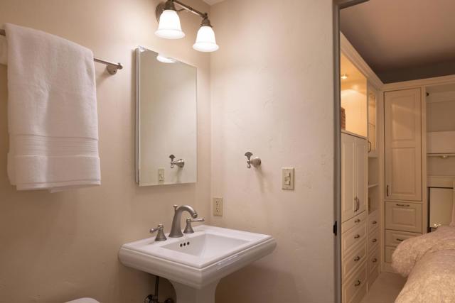 0 Carmelo 5 SE Ocean Avenue, Carmel CA: https://media.crmls.org/mediaz/6e571505-0255-4708-b46d-a25ccaff732a.jpg