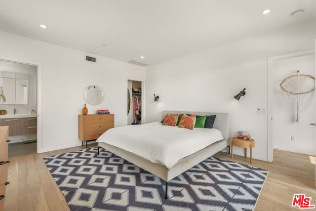 3724 1/2 Vinton Avenue, Los Angeles CA: https://media.crmls.org/mediaz/6e57715a-7f5e-4a6c-88b0-9b44ab854993.jpg