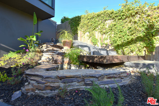 2860 Hollyridge Drive, Los Angeles CA: https://media.crmls.org/mediaz/6e577703-6486-477d-8554-0b63dba371d0.jpg