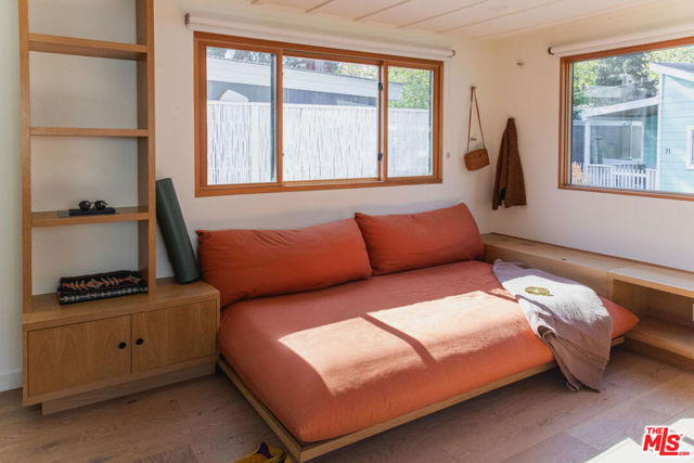 43 Paradise Cove Road, Malibu CA: https://media.crmls.org/mediaz/6e579be6-337a-4af2-8247-c5409aa84384.jpg