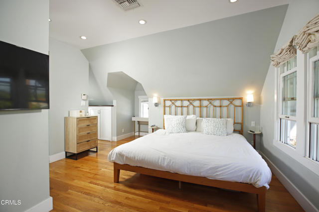 662 S El Molino Avenue, Pasadena CA: https://media.crmls.org/mediaz/6e580ef1-c3aa-4f5b-93ac-48a84b5eb01f.jpg