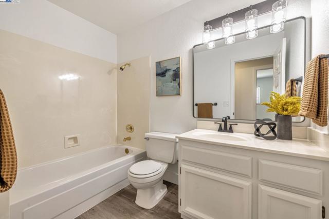 1070 Porter Dr, Roseville CA: https://media.crmls.org/mediaz/6e581aca-cf88-4c08-9daf-766715f568bd.jpg