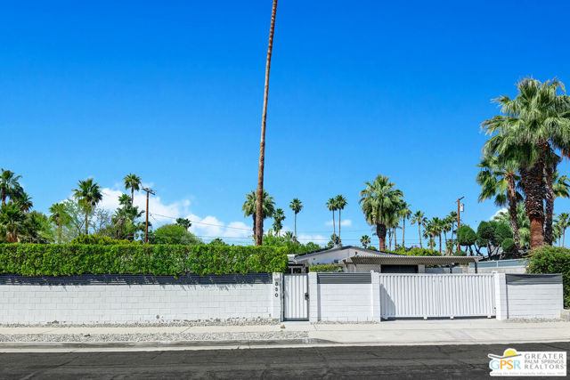 830 N Riverside Drive, Palm Springs CA: https://media.crmls.org/mediaz/6e58f58c-722d-47c7-8313-4fa144580708.jpg