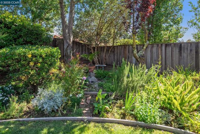 3245 Newport Court, Walnut Creek CA: https://media.crmls.org/mediaz/6e599f10-1f9c-4b3a-b572-22b049aaf56d.jpg