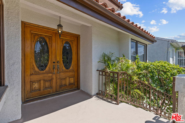 5317 Angeles Vista Boulevard, View Park CA: https://media.crmls.org/mediaz/6e59c9c1-661e-4c2c-8f2e-58e481da7bea.jpg