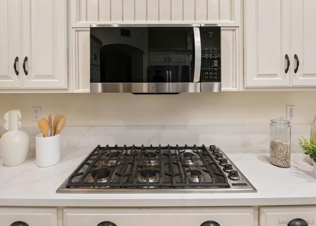 260 H Avenue, Coronado CA: https://media.crmls.org/mediaz/6e59d097-33a6-4843-8d7a-8113eaa19df6.jpg