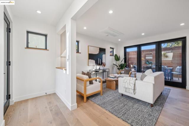 1516 Blake St, Berkeley CA: https://media.crmls.org/mediaz/6e59d7f4-ce90-4f56-a29e-a8cdd185cfaa.jpg