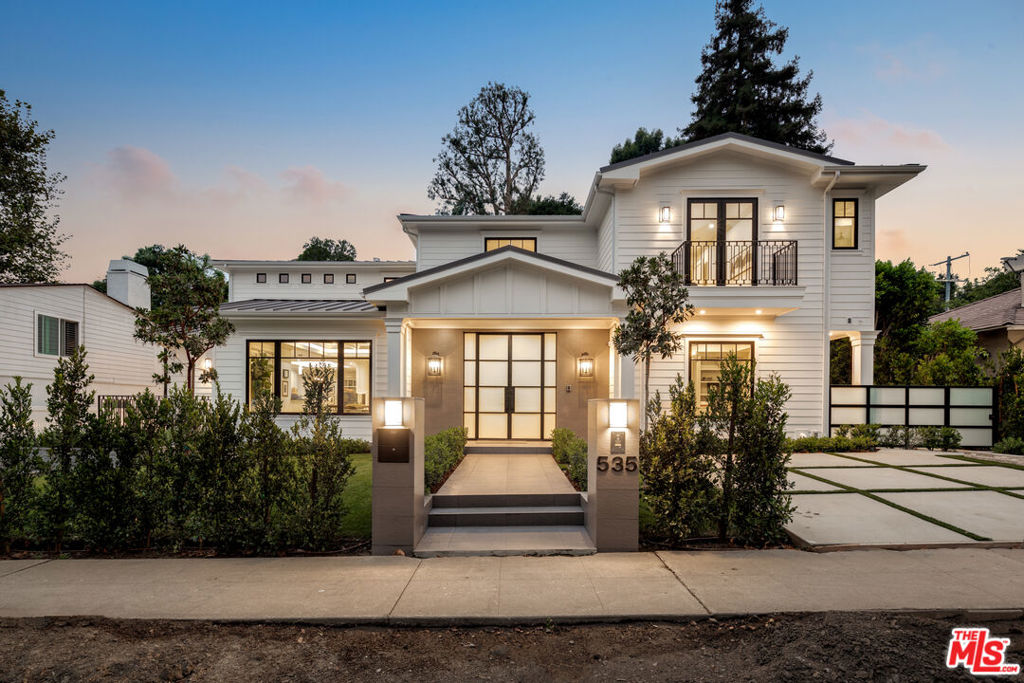 Conveniently located in the heart of Brentwood, this exquisitely curated modern farmhouse is a... Primary Photo for Listing #21111821